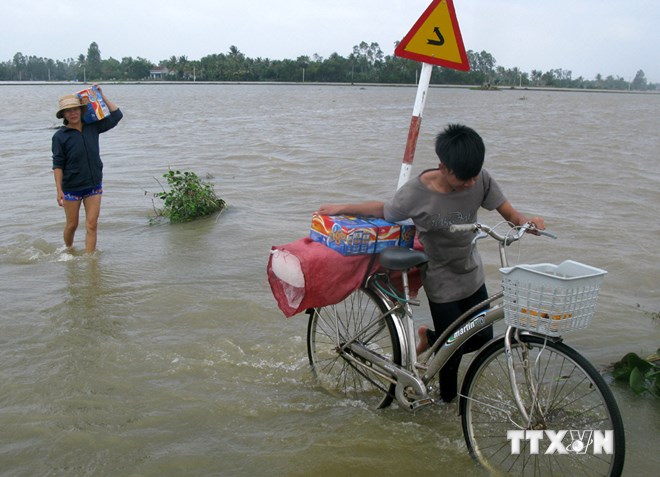 Giúp dân nghèo miền Trung an toàn khi sống trong vùng bão lũ